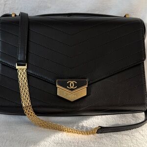 CHANEL Black Chevron Leather Shoulder Bag with Gold Chain